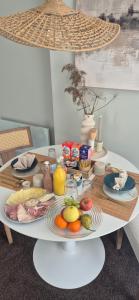 a table with food and drinks on top of it at Villa Kakelbont in Leeuwarden