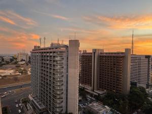 a view of a large building in a city at Excelente Flat Duplex com vaga de garagem no Fusion Hotel in Brasília