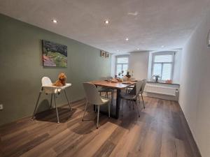 a dining room with a table and chairs at Der kleine Eifel-Ritter in Manderscheid