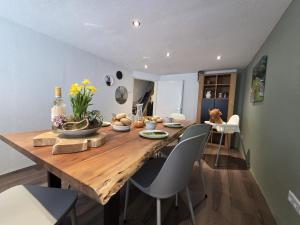 a dining room with a wooden table and chairs at Der kleine Eifel-Ritter in Manderscheid