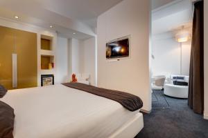 a bedroom with a large white bed and a bathroom at iH Hotels Roma Z3 in Rome +51 photos