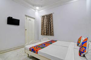 a bedroom with a bed and a window at FabHotel Wellesley in Kolkata +23 photos