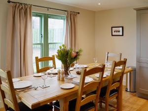 a dining room with a wooden table and chairs at Petronella in Grange