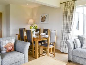 a dining room with a table and chairs at Veleta in Grange