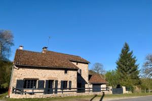 an old brick house with a roof on a street at Vacances au Lac de Saint-Pardoux in Compreignac