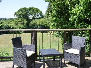 een paar stoelen en een tafel op een terras bij Sunset in St Austell +10 foto's