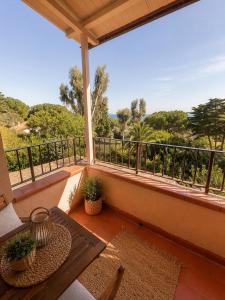 a balcony with a table and a view at Capo d'Arco Residence Bilocale tra Mare e Natura in Capo D'Arco