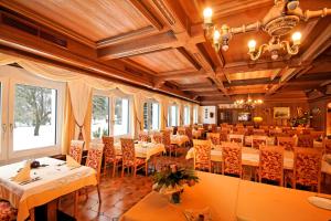 a restaurant with tables and chairs in a room at Hotel Kajetansbrücke in Pfunds