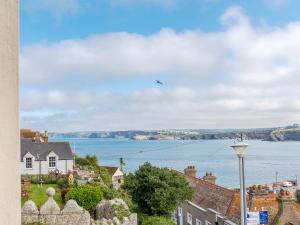 a view of the ocean from a house at 6 Harbour View in Newquay