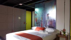 Postel nebo postele na pokoji v ubytování Cozy Loft with Balcony + 40 fotografií