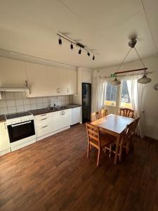eine Küche mit Tisch und Stühlen in einem Zimmer in der Unterkunft Kloster Gård - Cabins & apartments near Astrid Lindgrens World in Hultsfred