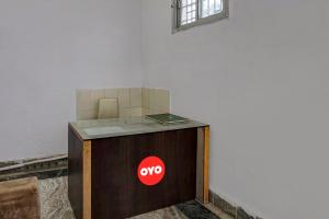 a small table with a noo sign on it at Hotel O Rest & Zone Hotel in Greater Noida