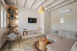 a living room with a couch and a tv at Kyma in Kardhianí