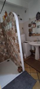 a room with a bathroom with a sink and a surfboard at Ch'ti Tichenn GR34 in Saint-Michel-en-Grève