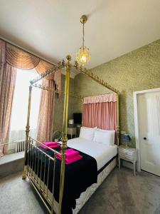 ein Schlafzimmer mit Himmelbett und Fenster in der Unterkunft Eliza House in Edinburgh + 23 Fotos