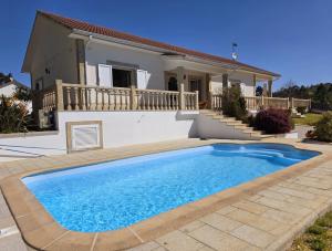 a swimming pool in front of a house at Casa Pinto in Linhares de Cima
