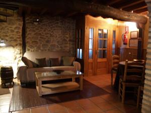 a living room with a couch and a table at La casa del Vado in Hervás