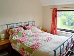 a bedroom with a bed and a window at White Cottage in Hemingby