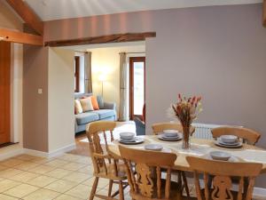 a dining room with a table and chairs at Beudy Newydd - Uk50959 in Llanllechid