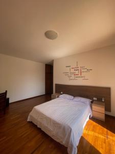 a bedroom with a large bed in a room at Tommy&Gio in Tradate
