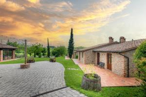 a yard with a brick building and a patio at PanElios Borgo Vacanze in Città della Pieve