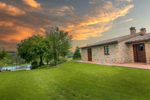 a brick house with a yard with a lawn sidx sidx sidx at PanElios Borgo Vacanze in Città della Pieve +64 photos