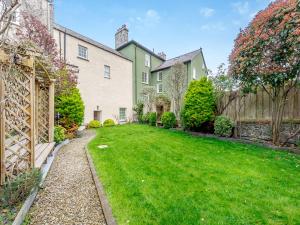 a garden with a lawn in front of a house at Awel-Y-Mor in Aberaeron