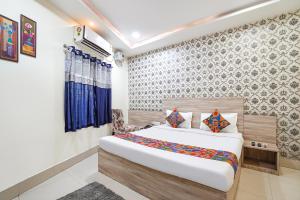 a bedroom with a large bed in a room at FabHotel Garden Tree in Bhubaneshwar