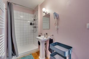 a bathroom with a sink and a shower at L'Estanquet - Maison d'Hôtes in Gardouch +14 photos