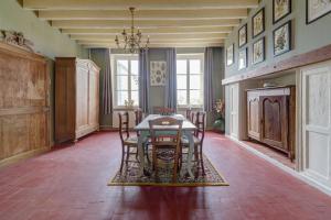 a dining room with a table and chairs at Secret de Briques - classé 4 étoiles in Vigneux-Hocquet