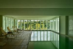 a room with chairs and a pool of water at Pousada Convento de Arraiolos in Arraiolos