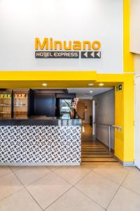 ein Muna Hotel Express KX-Schild an einem Gebäude in der Unterkunft Minuano Hotel Express próx Orla Lago Guaíba, Mercado Público, 300 m Rodoviária in Porto Alegre + 69 Fotos