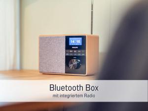 a radio sitting on top of a table at Dolly Dur - Mini Ferienhaus in Kyritz, einer charmanten Stadt im Herzen von Brandenburg in Kyritz