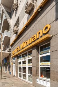 ein Hotel Minneapolis-Schild an der Seite eines Gebäudes in der Unterkunft Minuano Hotel Express próx Orla Lago Guaíba, Mercado Público, 300 m Rodoviária in Porto Alegre