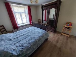 a bedroom with a bed and a large mirror at Lin-La-Bedin in Vielsalm