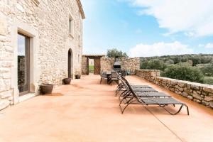 a row of benches sitting on a patio at El Mas de Mateus in Sagás