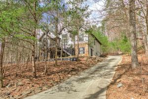 a driveway leading to a house in the woods at Lake Vista Lodge in Jasper