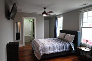 a bedroom with a bed and a ceiling fan at Ottawa Family Nest in Ottawa
