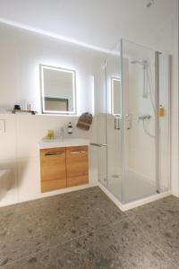 ein Badezimmer mit Dusche und Waschbecken in der Unterkunft Unser Hotel in Eggenfelden
