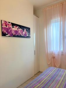 a bedroom with a bed and a painting on the wall at The Sea Pearl Suite in Punta Marina