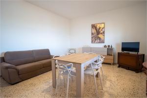 a living room with a table and a couch at Suliventumari in Ribera