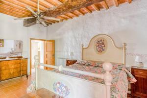 a bedroom with a bed and a ceiling at Agriturismo Girasole in Gambassi Terme