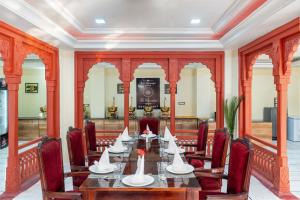 a dining room with a long table and chairs at Bijainagar Fort in Jāmb