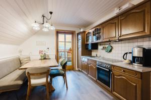 eine Küche mit Tisch und Esszimmer in der Unterkunft Trippolthof in Prebl