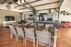 a dining room with a table and chairs at Cœur de Diams in Le Diamant