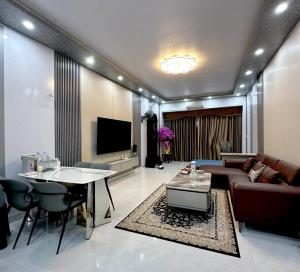 a living room with a couch and a table at Phốstay 180 Cầu Đất in Hai Phong