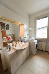 a bathroom with a sink and a washing machine at Casa Vacanza Ninfea in Paratico +66 photos