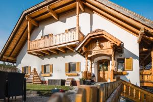 ein Haus mit einem Balkon an der Seite in der Unterkunft Trippolthof in Prebl