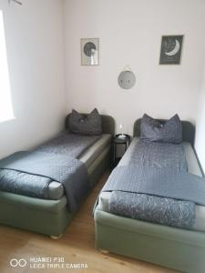 two beds sitting next to each other in a bedroom at Ferienwohnung am Schlosspark in Potsdam