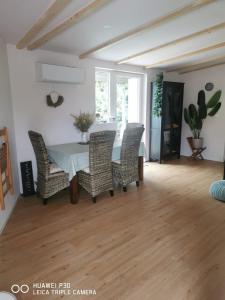 a dining room with a table and wicker chairs at Ferienwohnung am Schlosspark in Potsdam